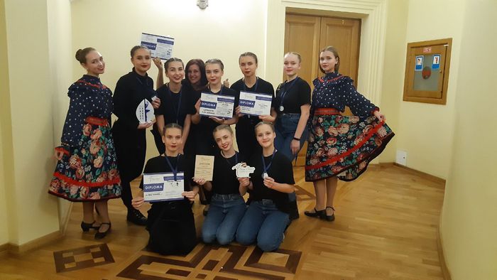 Театр танца "Элиос" и руководитель коллектива Рахмеева Е.А. с наградами